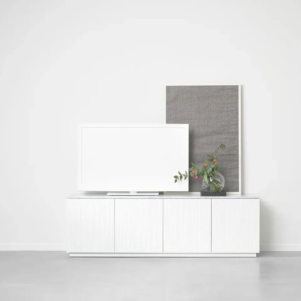Clearance A2 Aparador Beam, Lacado , base blanca, panel superior en mármol carrara Blanco