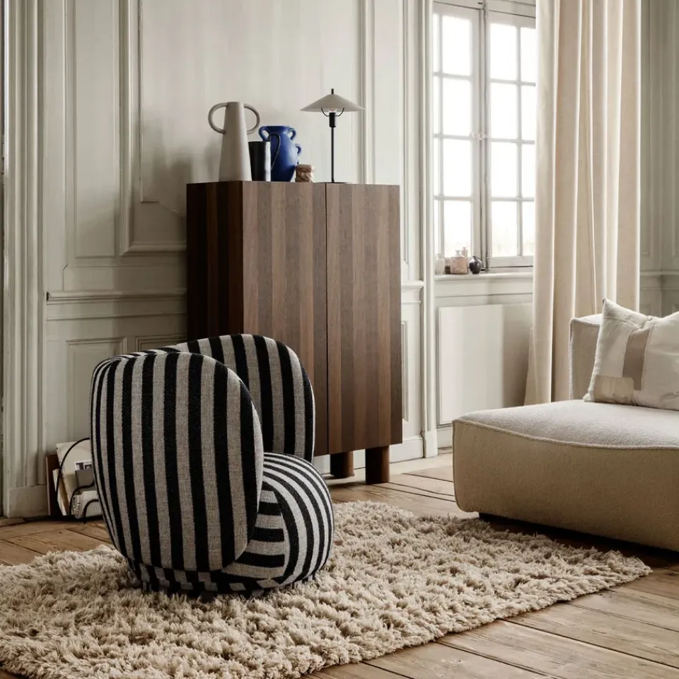 Ferm Living Aparador Post, Oak smoked, con puertas Beige