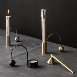 Ferm Living Candelabro Balance latón, vela alargada Color dorado