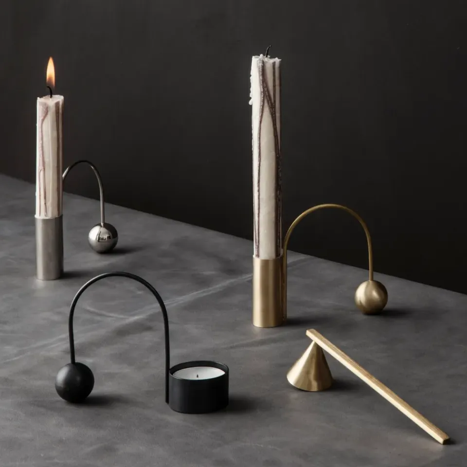 Ferm Living Candelabro Balance latón, vela alargada Color dorado