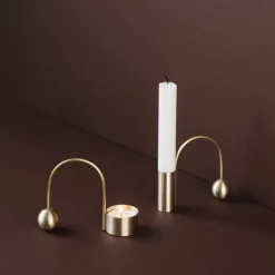 Ferm Living Candelabro Balance latón, vela alargada Color dorado