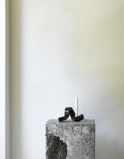 Normann Copenhagen Candelabro Crooked 1, Bronce Negro