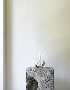 Normann Copenhagen Candelabro Crooked 2, cálido Gris