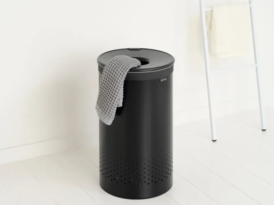 Outlet Brabantia Cesto de lavandería tapa de plástico 60 L, mate Negro