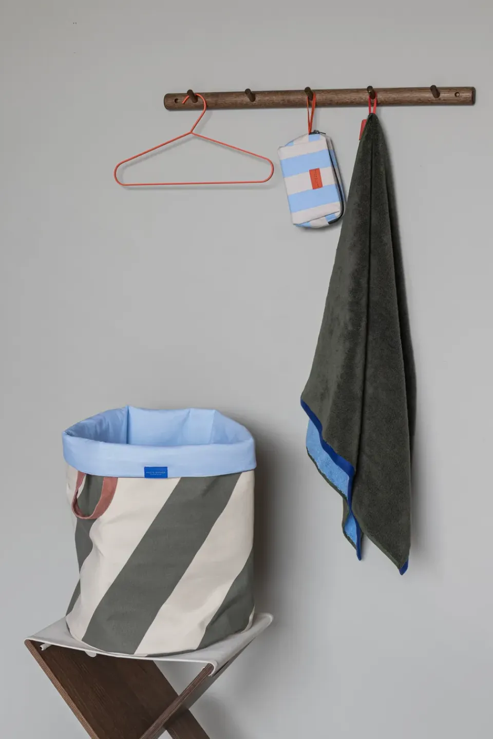 New Mette Ditmer Cesto para la colada Diagonal Ø40x50 cm, Dark olive-sand BeigeMarrón