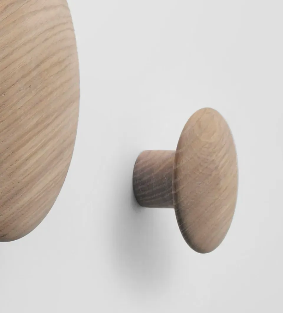Clearance Muuto Colgador de pared The Dots, pequeño, roble Marrón