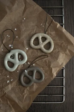 Discount DBKD Colgante decorativo Hanging pretzel, Dust Marrón