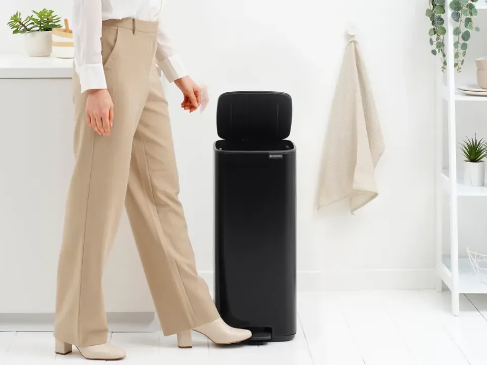 New Brabantia Cubo de basura con pedal Bo 30 L, mate Negro