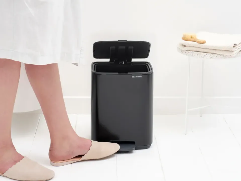 New Brabantia Cubo de basura con pedal Bo 7 L, mate Negro
