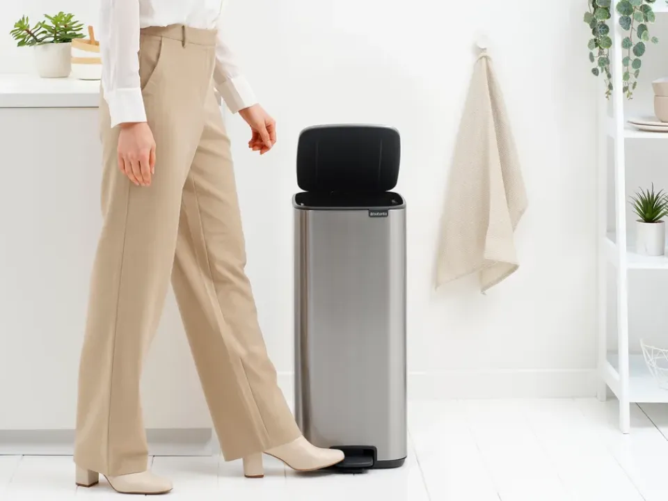 New Brabantia Cubo de basura con pedal Bo 30 L, Acero mate antihuellas Plateado