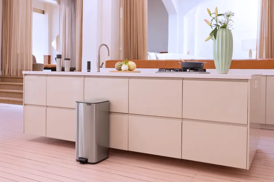 New Brabantia Cubo de basura con pedal Bo 30 L, Acero mate antihuellas Plateado
