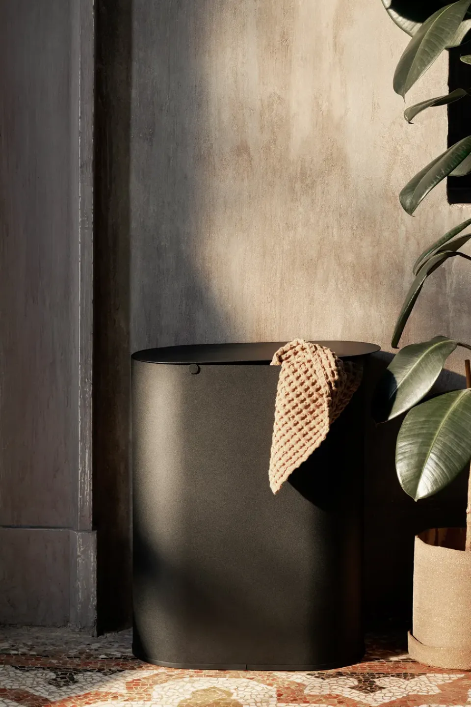 Discount Ferm Living Cubo de basura Enkel medium, Black Negro