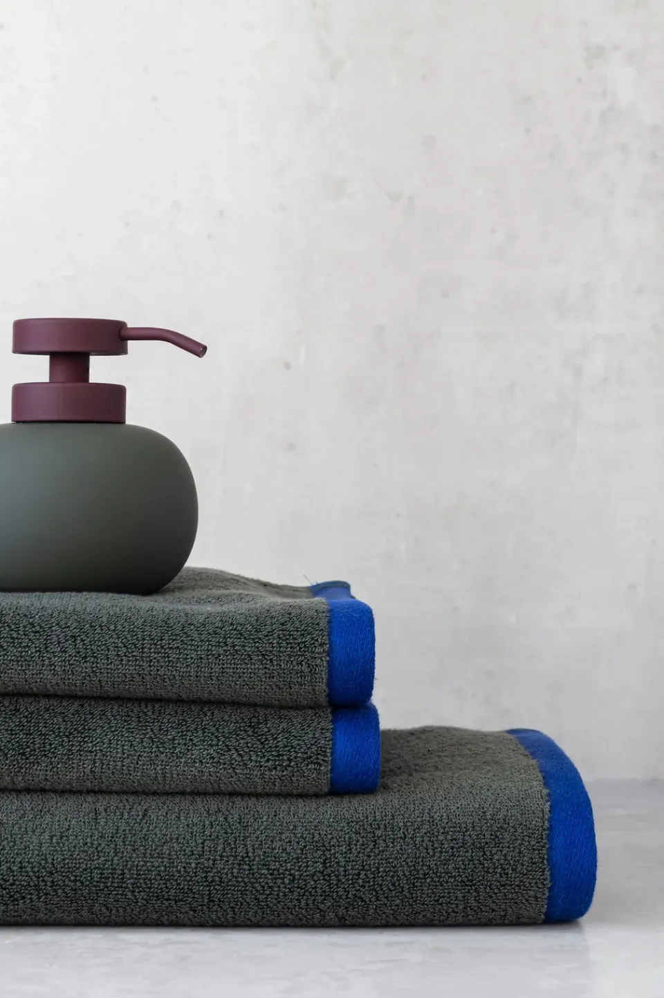 Discount Mette Ditmer Dispensador de jabón Lotus play bajo, incl. 2 cabezales, Dark olive Verde
