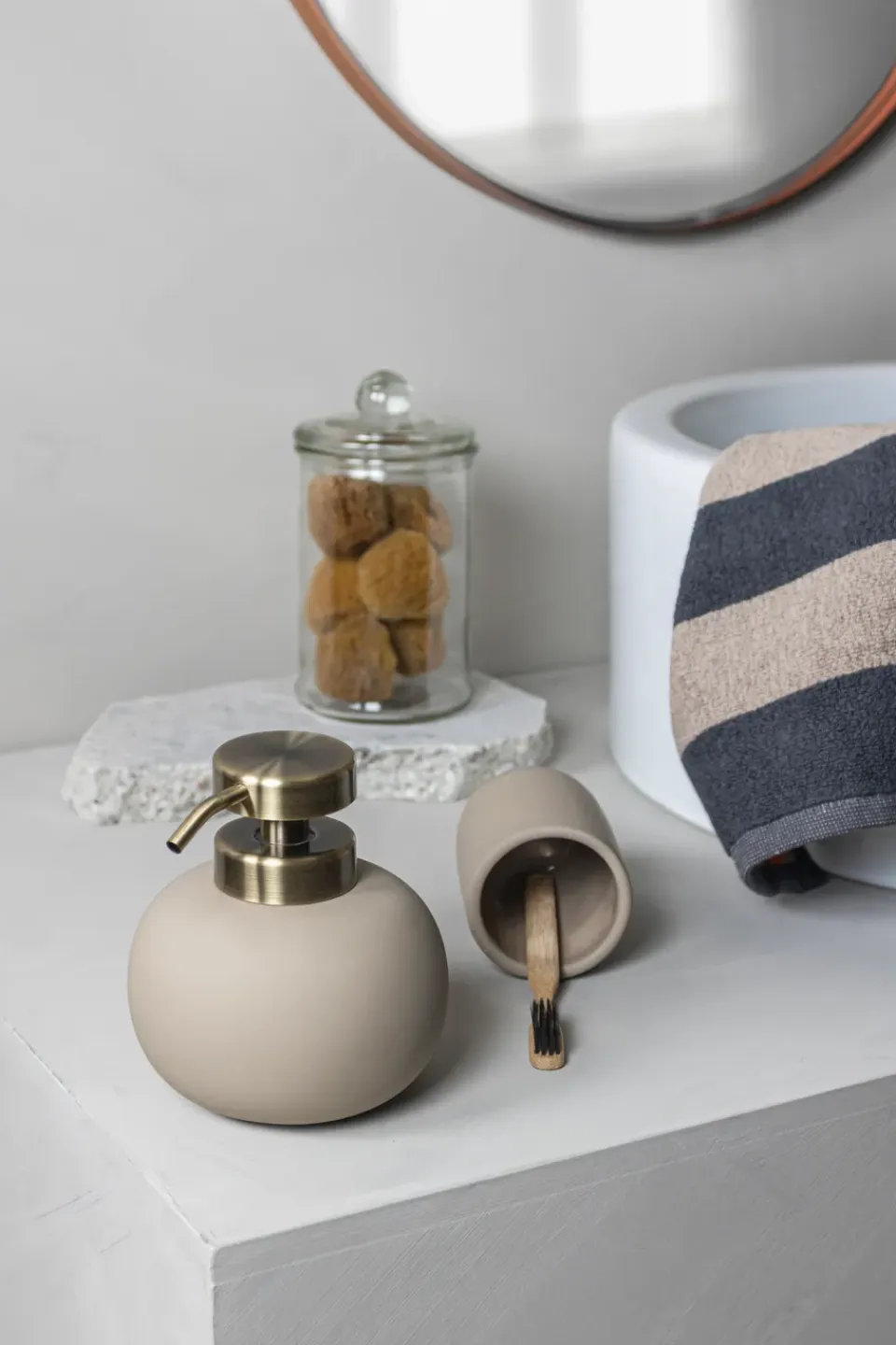 New Mette Ditmer Dispensador de jabón Lotus, sand ( crudo) Blanco