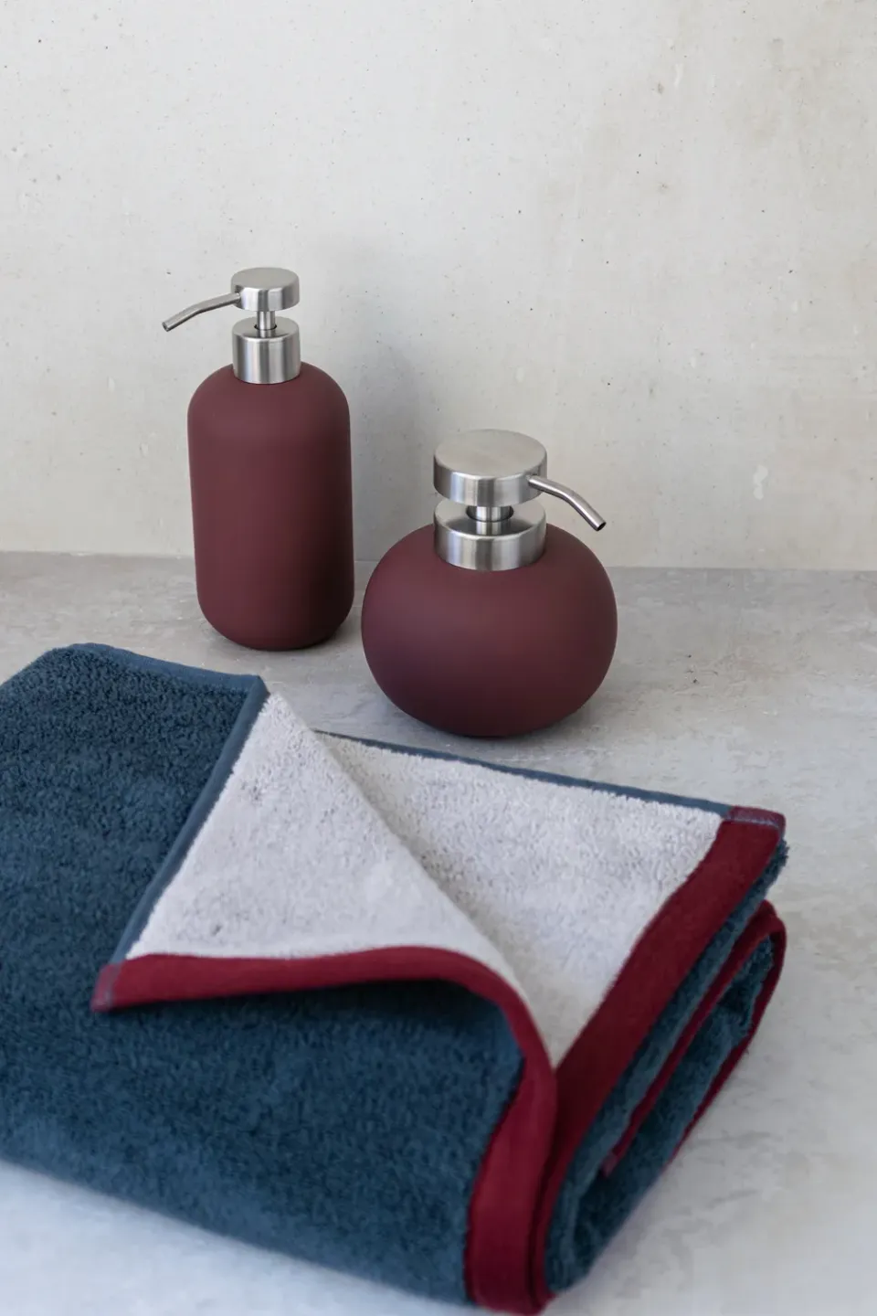 New Mette Ditmer Dispensador de jabón Lotus play alto, incl. 2 cabezales, Wine Rojo