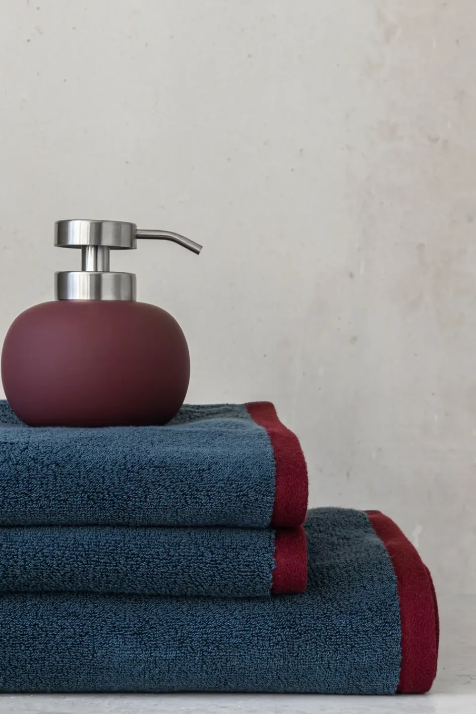 Clearance Mette Ditmer Dispensador de jabón Lotus play bajo, incl. 2 cabezales, Wine Rojo