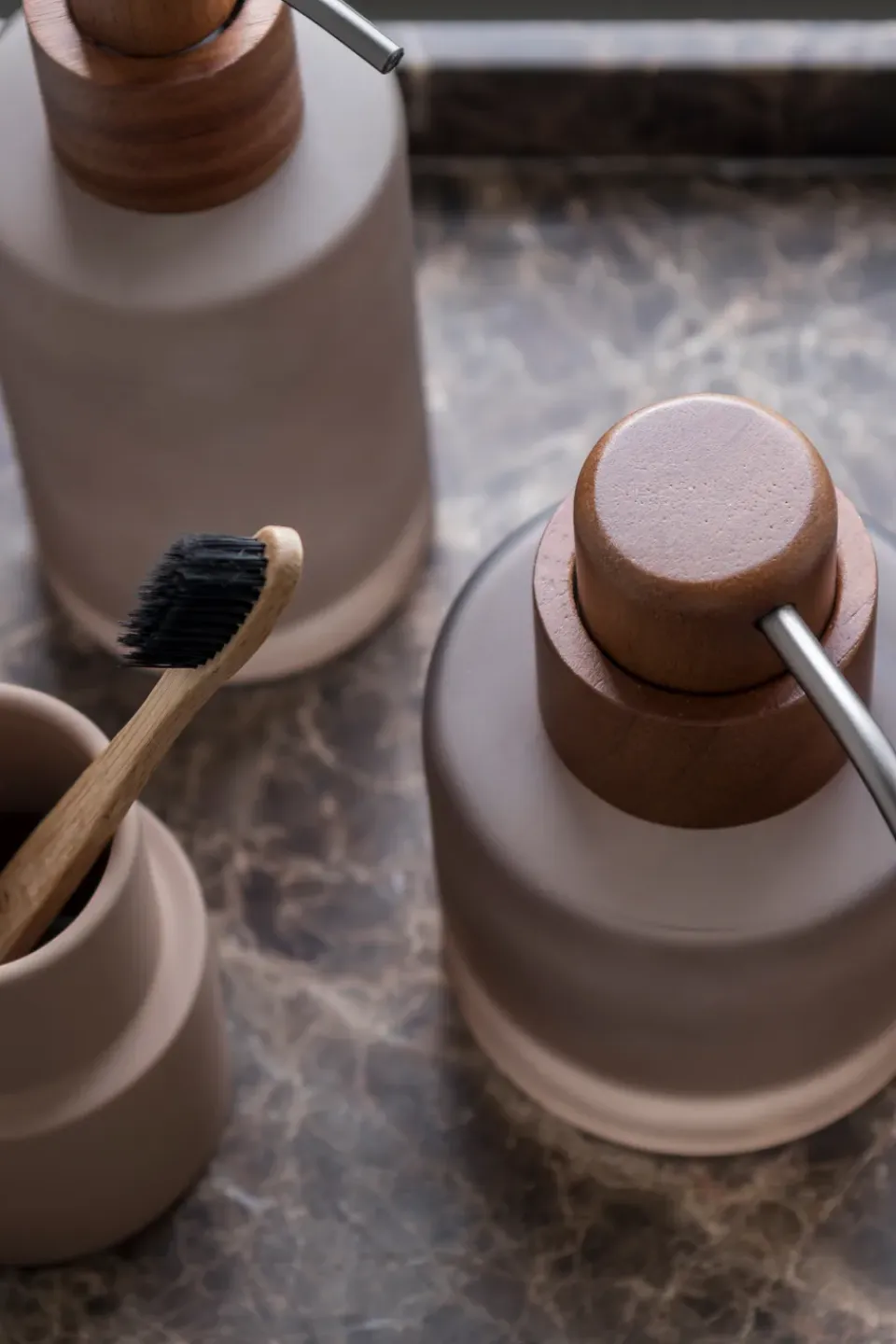 Hot Mette Ditmer Dispensador de jabón Modest bajo, Walnut Marrón