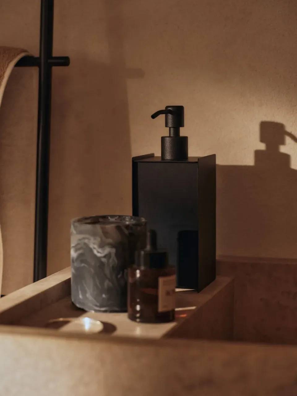 Discount Ferm Living Dispensador de jabón Sama, Black Negro