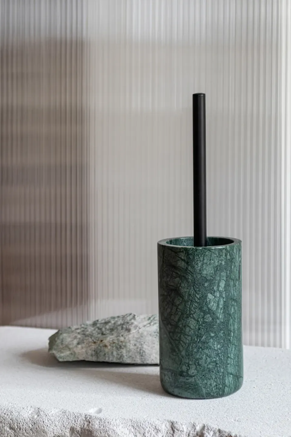 Outlet Mette Ditmer Escobilla de baño Marble 36 cm, Dark forest Verde