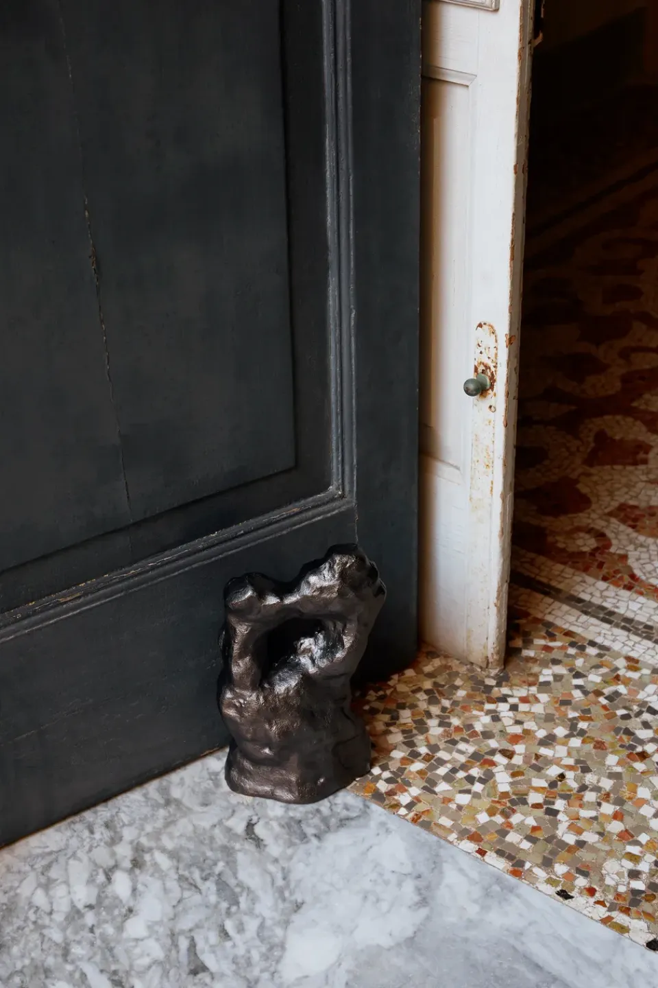 Online Ferm Living Escultura Grotto, Blackened Aluminium Negro
