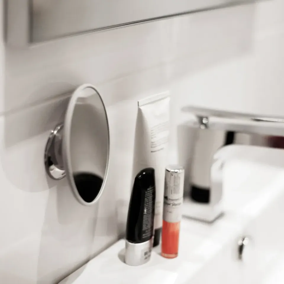 Outlet Bosign Espejo de maquillaje AirMirror x15 desmontable con ventosa, Ø11,2 cm Blanco