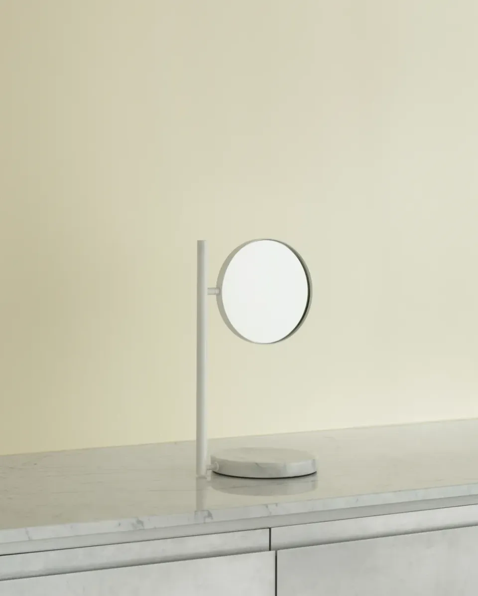 Outlet Normann Copenhagen Espejo de mesa de doble cara Pose 21x39 cm, Blanco