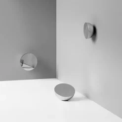 Online New Works Espejo de pared Aura small, Acero inoxidable Plateado