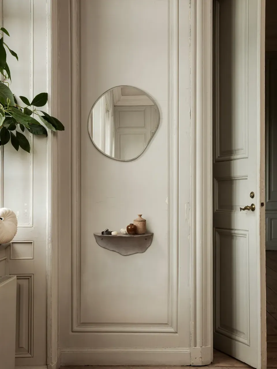 New Ferm Living Espejo Pond, Small dark chrome Plateado