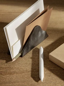 Outlet Ferm Living Estante para cartas Yama, Aluminio ennegrecido Negro