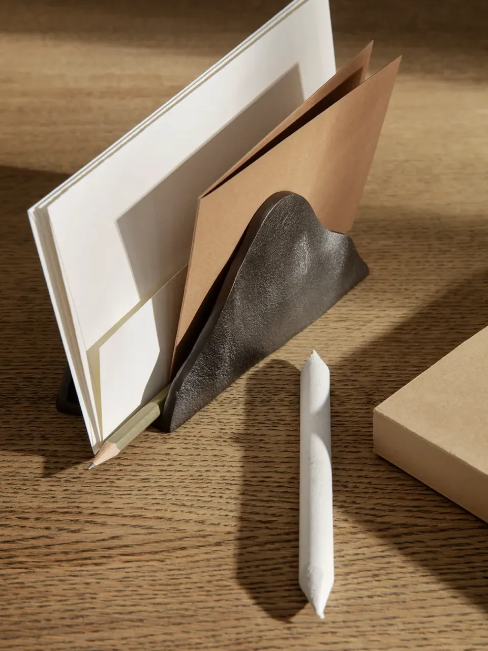 Outlet Ferm Living Estante para cartas Yama, Aluminio ennegrecido Negro