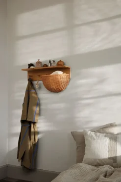 Outlet Ferm Living Estantería con ganchos Place Rack roble, Medium Marrón