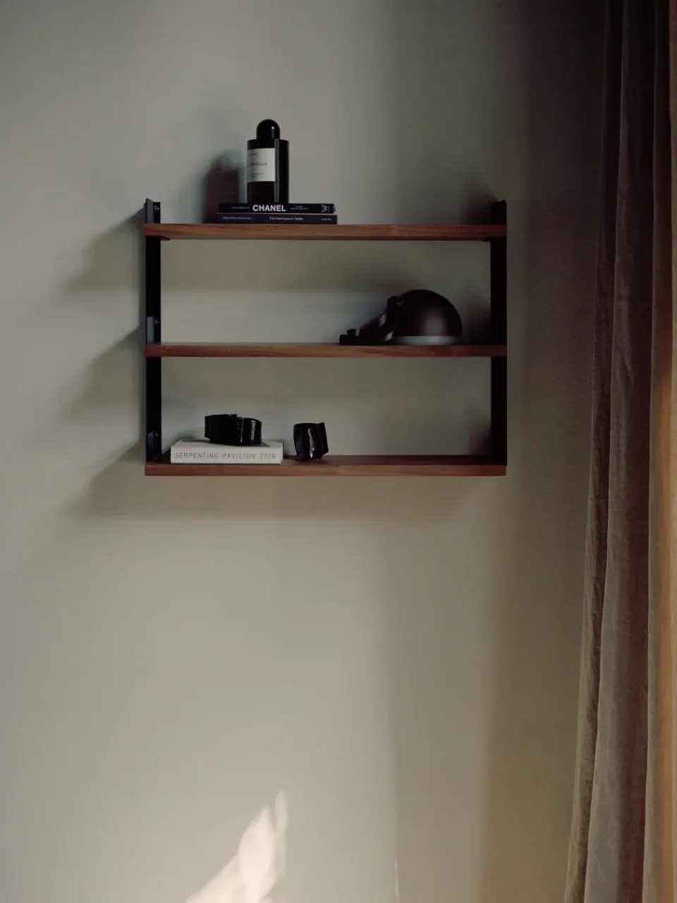 New New Works Estantería de pared Tea Shelf 46x62,5 cm, Nogal NegroMarrón