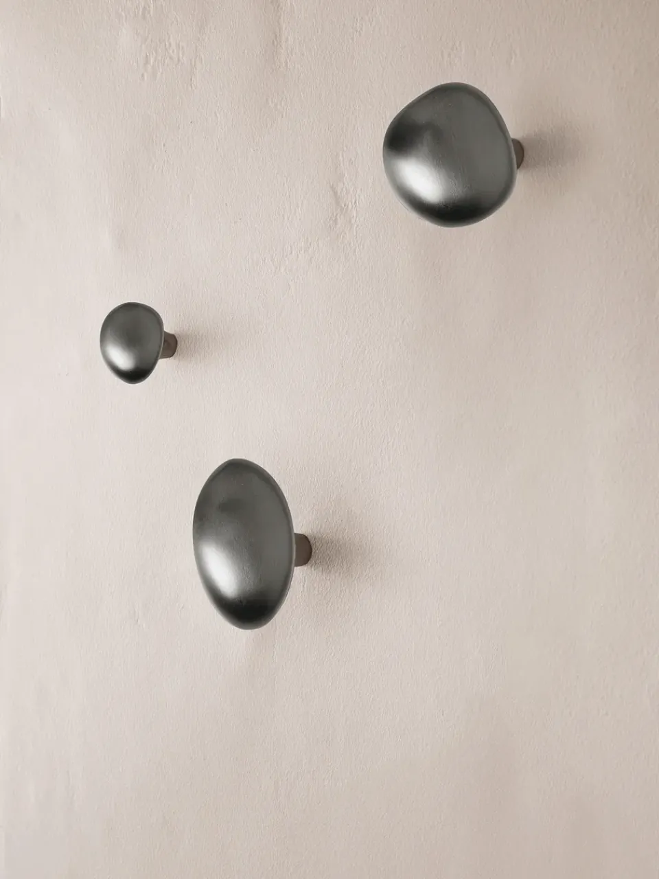 Ferm Living Gancho Chanterelle, Black brass Negro