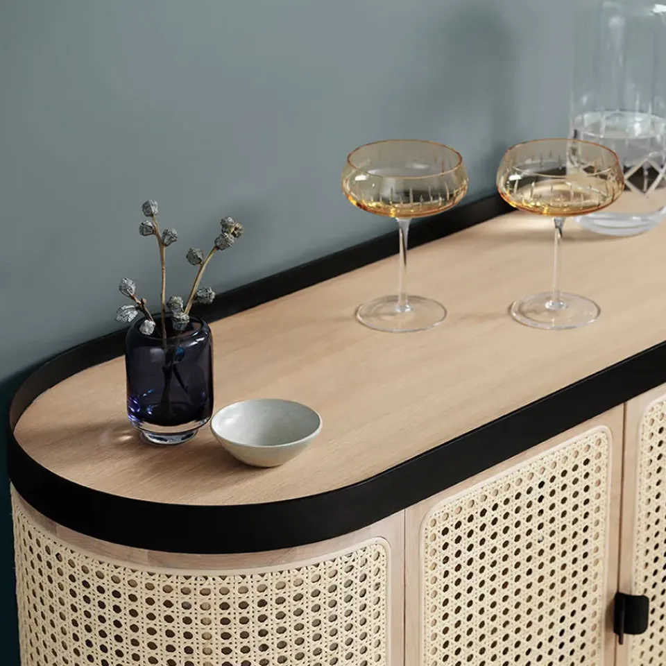 Outlet Warm Nordic Mueble bar Be My Guest, Ratán, roble aceitado blanco, base de acero en color negro Beige