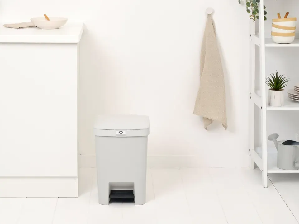 Outlet Brabantia Papelera con pedal StepUp de 25 L, claro Gris