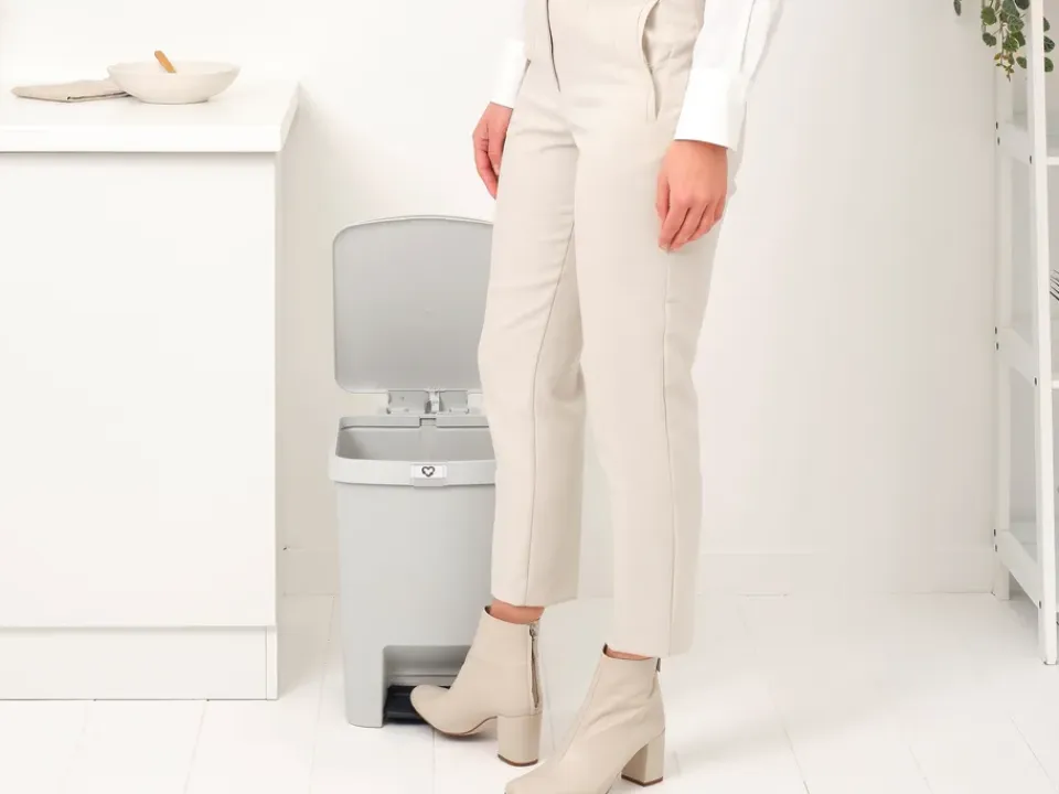 Outlet Brabantia Papelera con pedal StepUp de 25 L, claro Gris