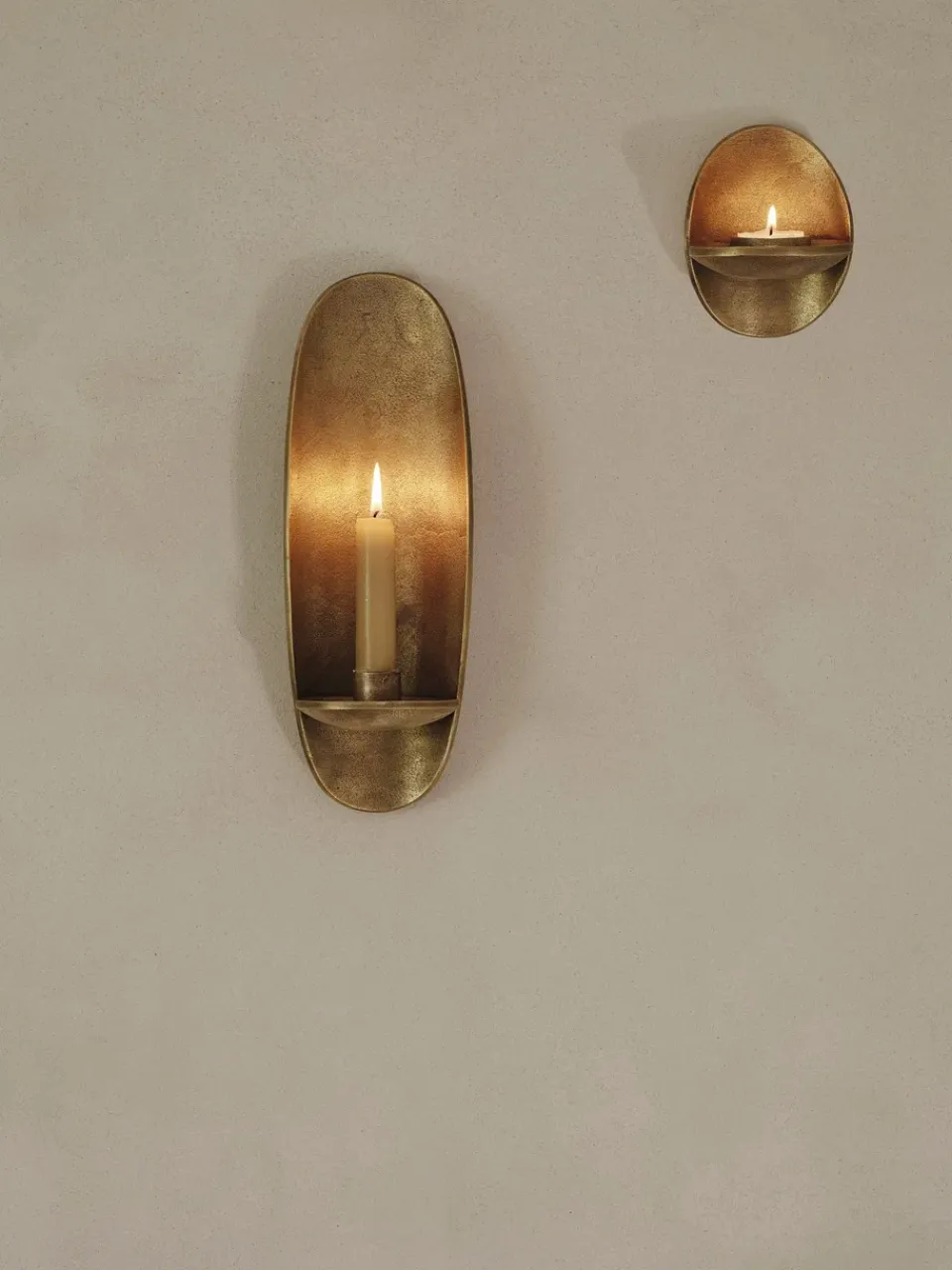 Discount Ferm Living Portavelas de pared Agapé, Brass finish Color dorado