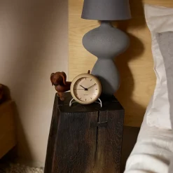New Arne Jacobsen Clocks Reloj de mesa AJ City Hall, Sandy Beige