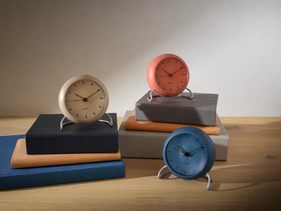 New Arne Jacobsen Clocks Reloj de mesa AJ City Hall, Sandy Beige