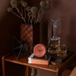 Outlet Arne Jacobsen Clocks Reloj de mesa AJ City Hall, Pale Naranja