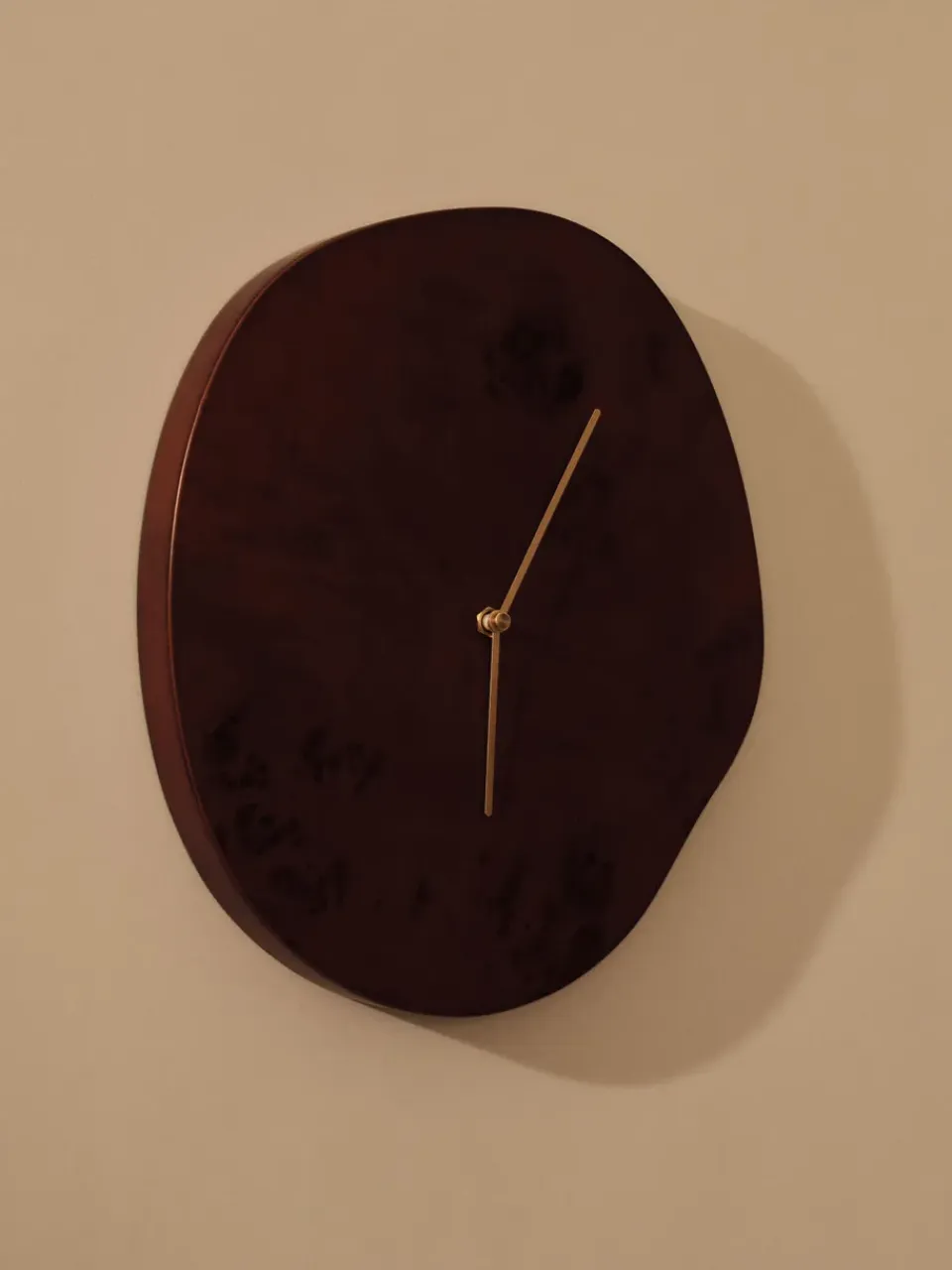 Outlet Ferm Living Reloj de pared Melt 28x33 cm, Dark stained burl Marrón