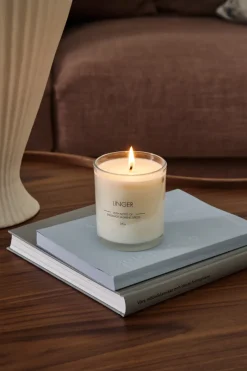 Best Scandi Essentials Vela aromática Linger , 240 g Blanco