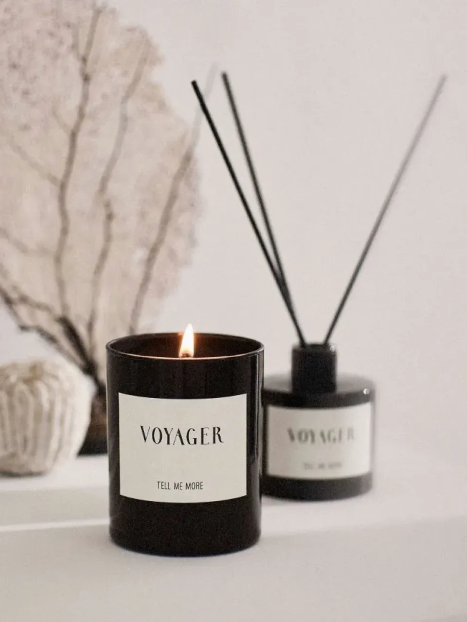 New Tell Me More Vela aromática 48 h, Voyager NegroBlanco
