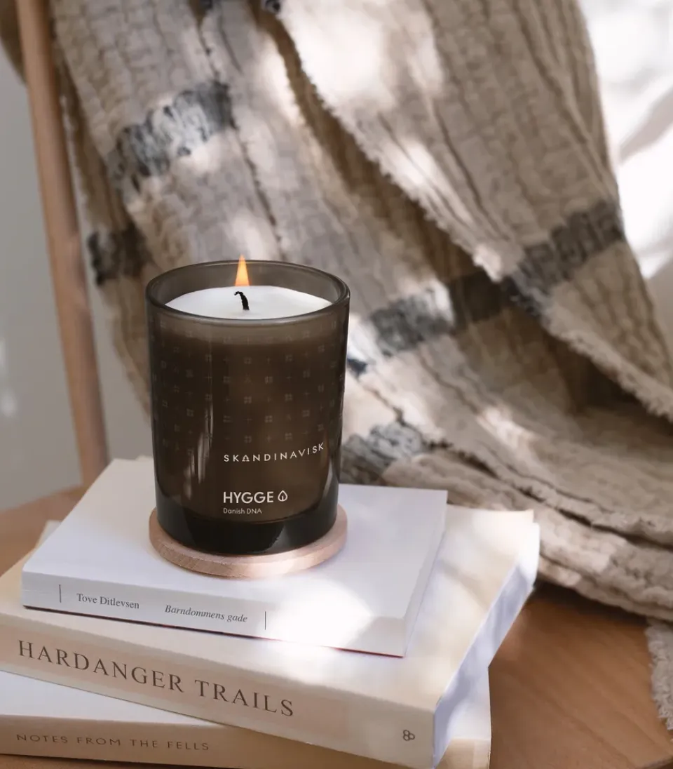Hot Skandinavisk Vela perfumada con tapa Hygge, 200 g Marrón