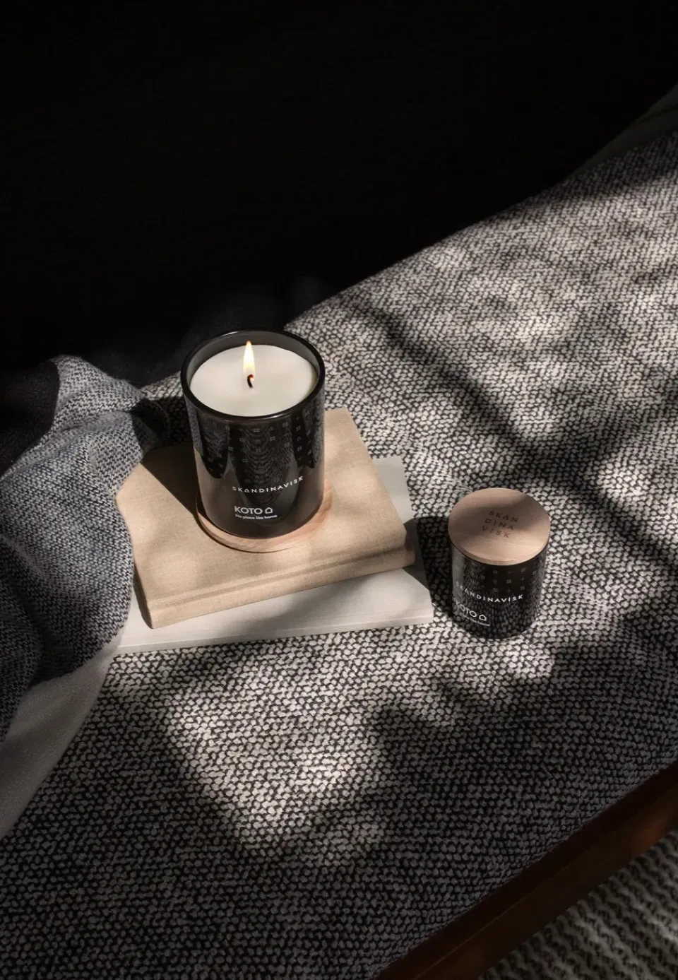 Outlet Skandinavisk Vela perfumada con tapa Koto, 65 g Negro