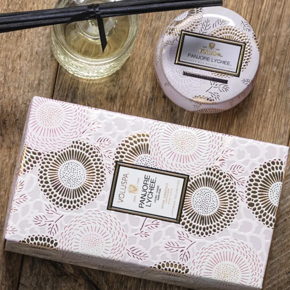 Voluspa Vela perfumada Decorative Tin 25h, Panjore Lychee Blanco
