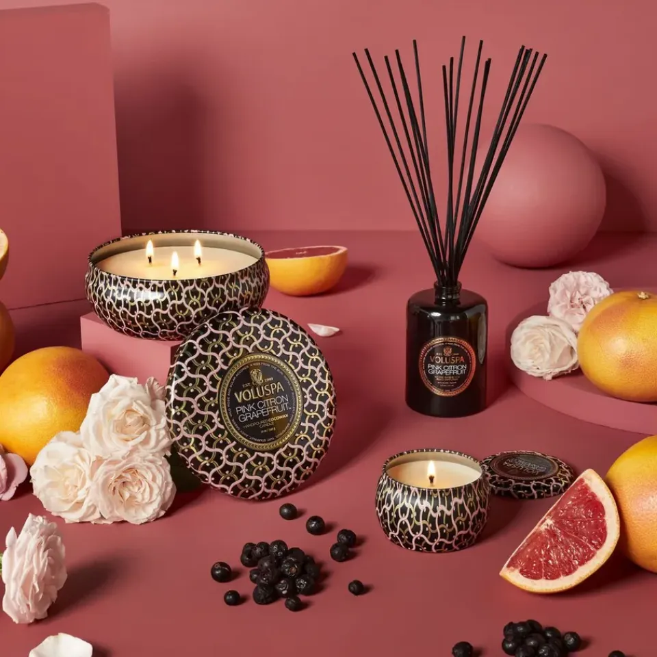 Voluspa Vela perfumada Maison Noir Mini Tin 25 horas, Pink Citron Grapefruit Color doradoRosaNegro